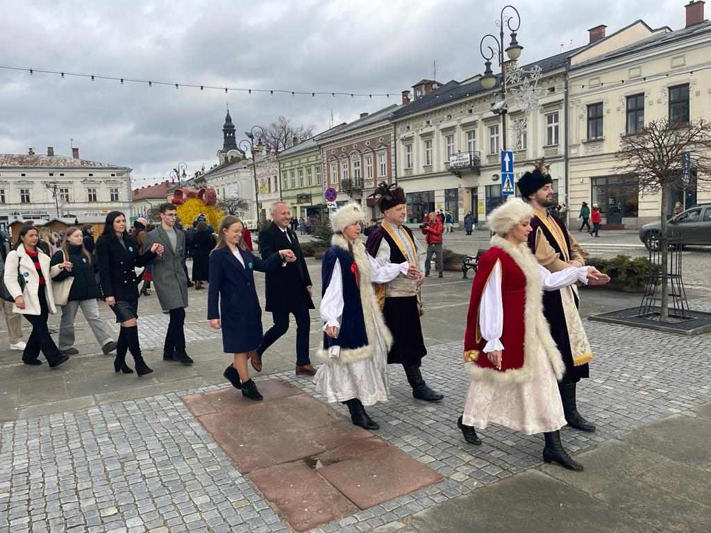 Zdjęcie Rynek - polonez 2024 (18)5b6a33ba-a4a3-45f3-badd-95a38b703d4b.jpg w galerii Polonez na sądeckim rynku